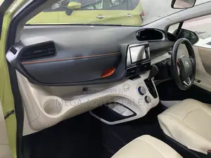 Toyota Sienta 2018 Yellow