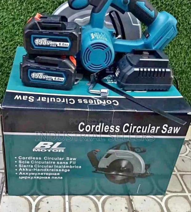 Cordless Makita Circular Saw - main view