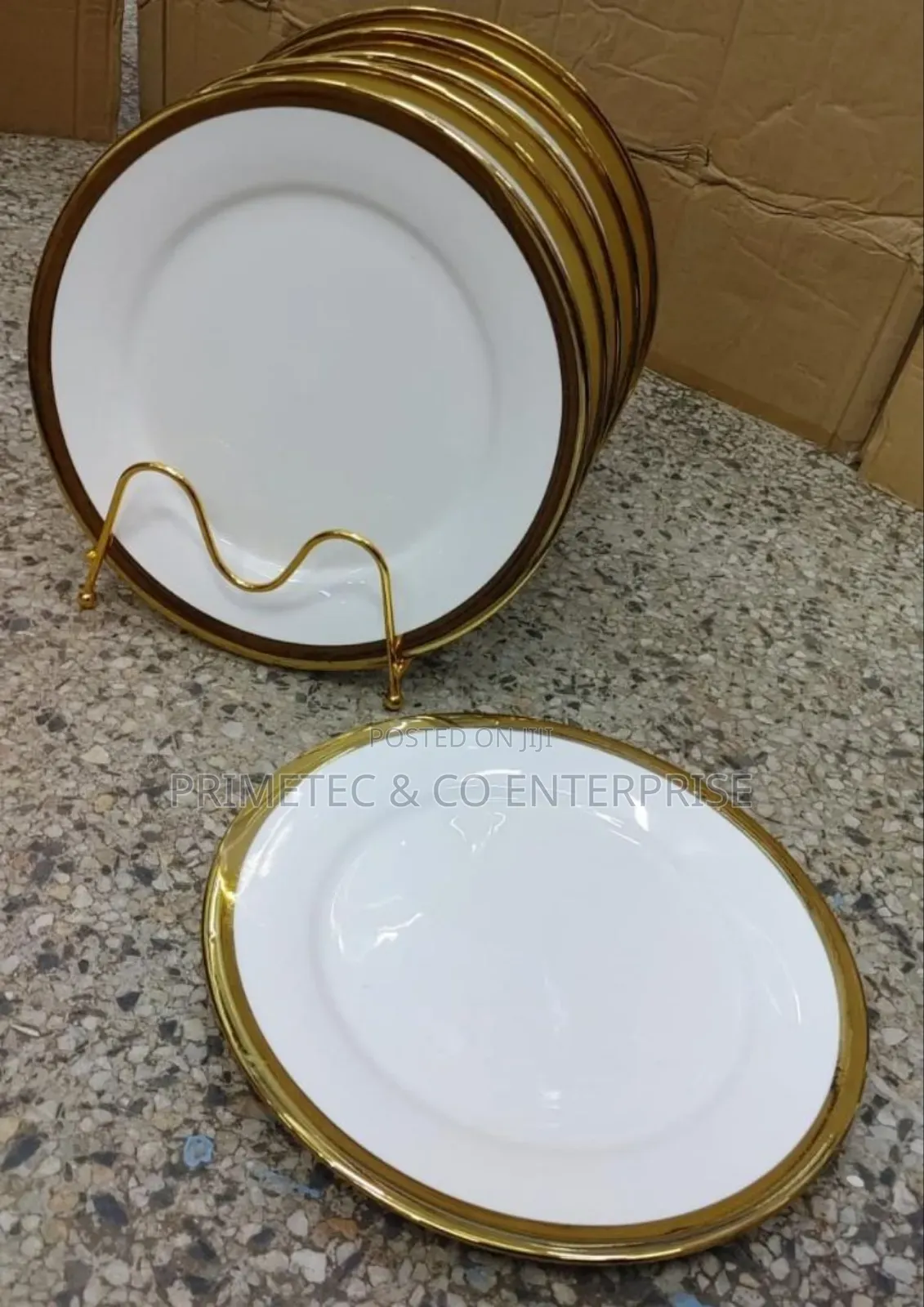 White Dinner Plates With Gold Rim 
6 Pieces