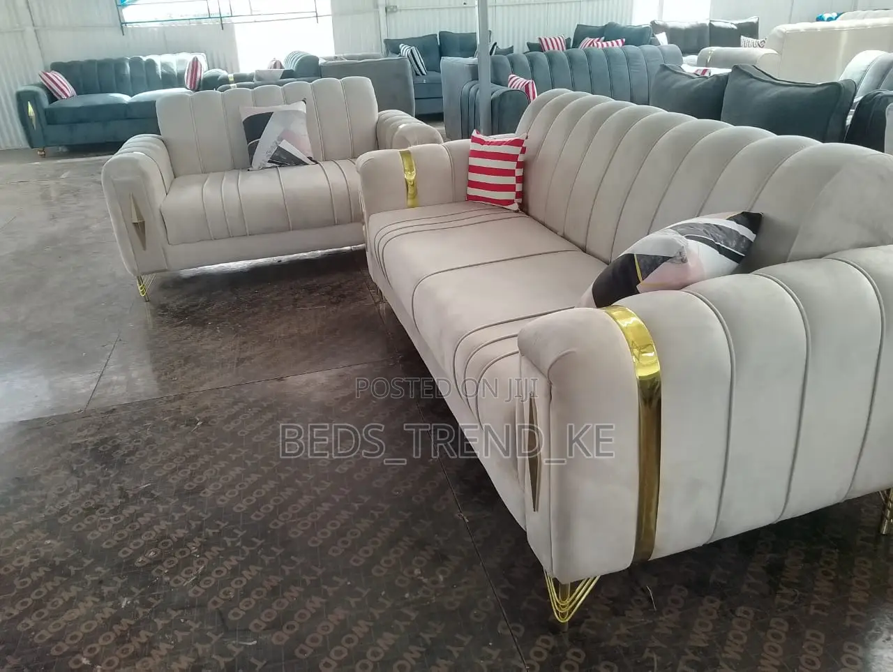 White Classy 5 Seater Modern Sofa 3-2