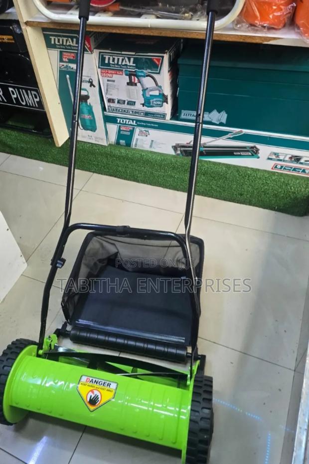 Manual Lawn Mower/Lawn Mower - main view