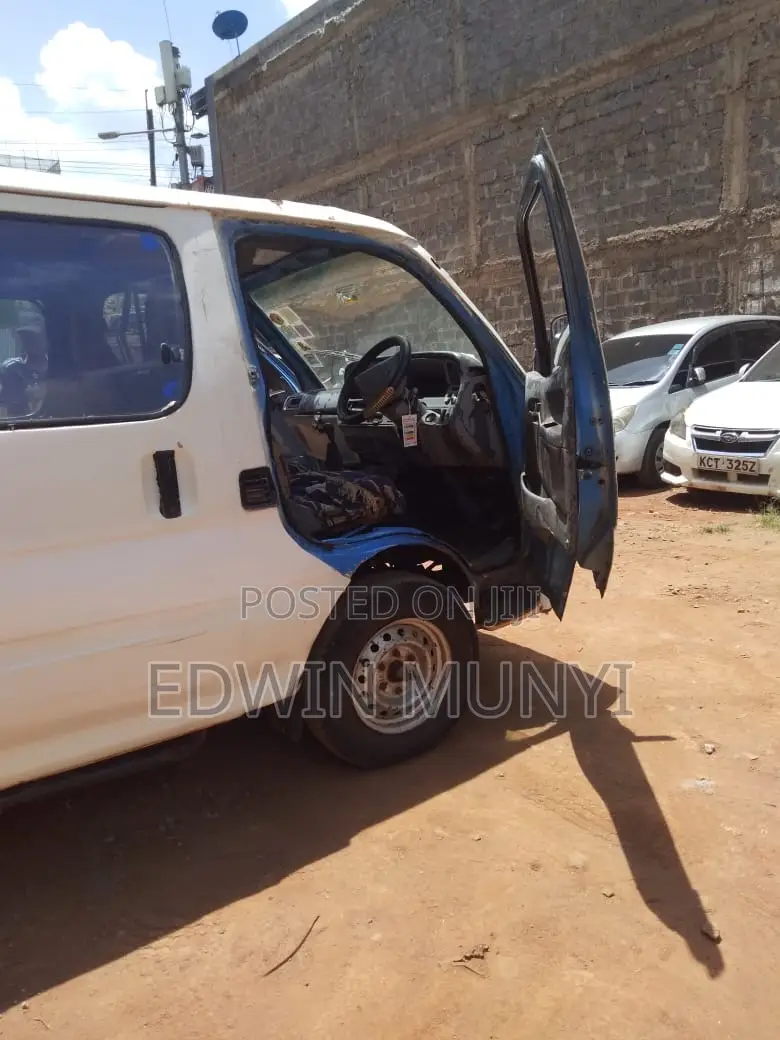 Toyota HiAce 2000 White