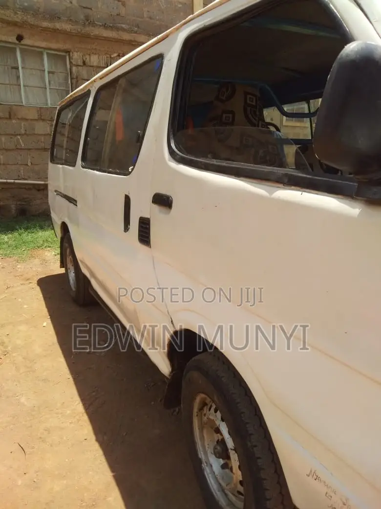 Toyota HiAce 2000 White
