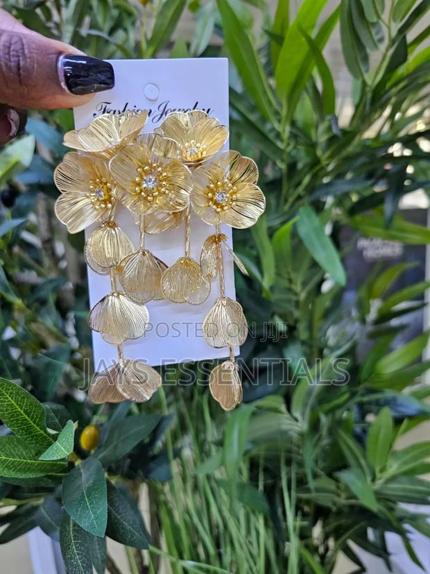 Bold Floral Earrings - thumbnail 9