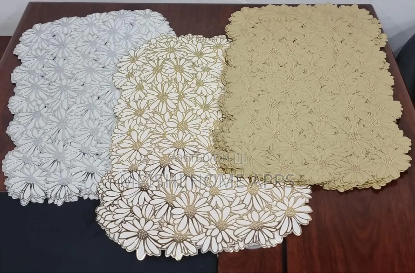 6pcs Waterproof Non Woven Table Mats (Silver and Golden)