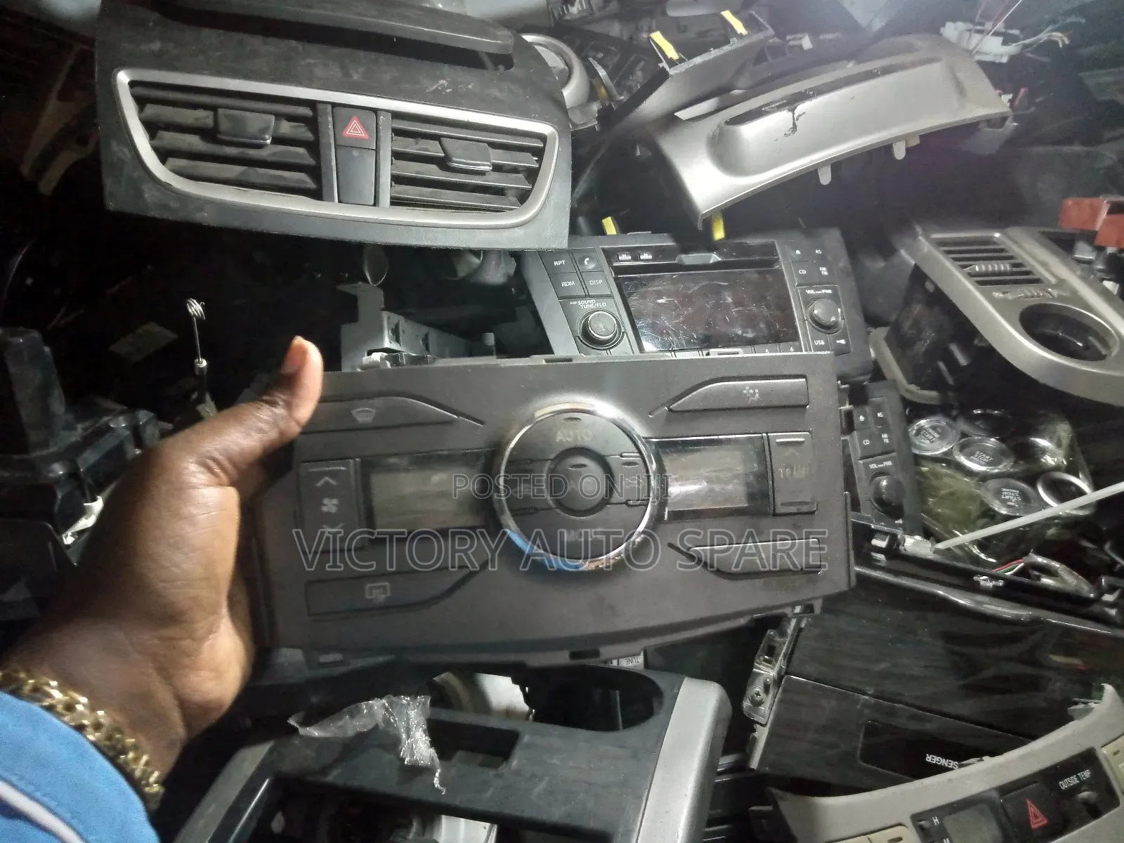 Auris Ac Control Switch