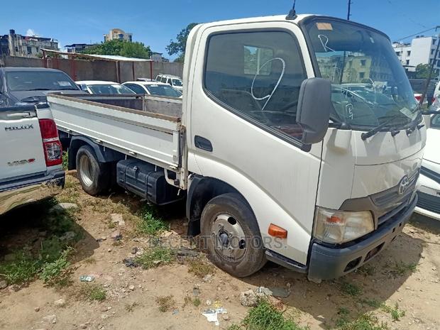 Toyota Dyna 2013 White - thumbnail 2