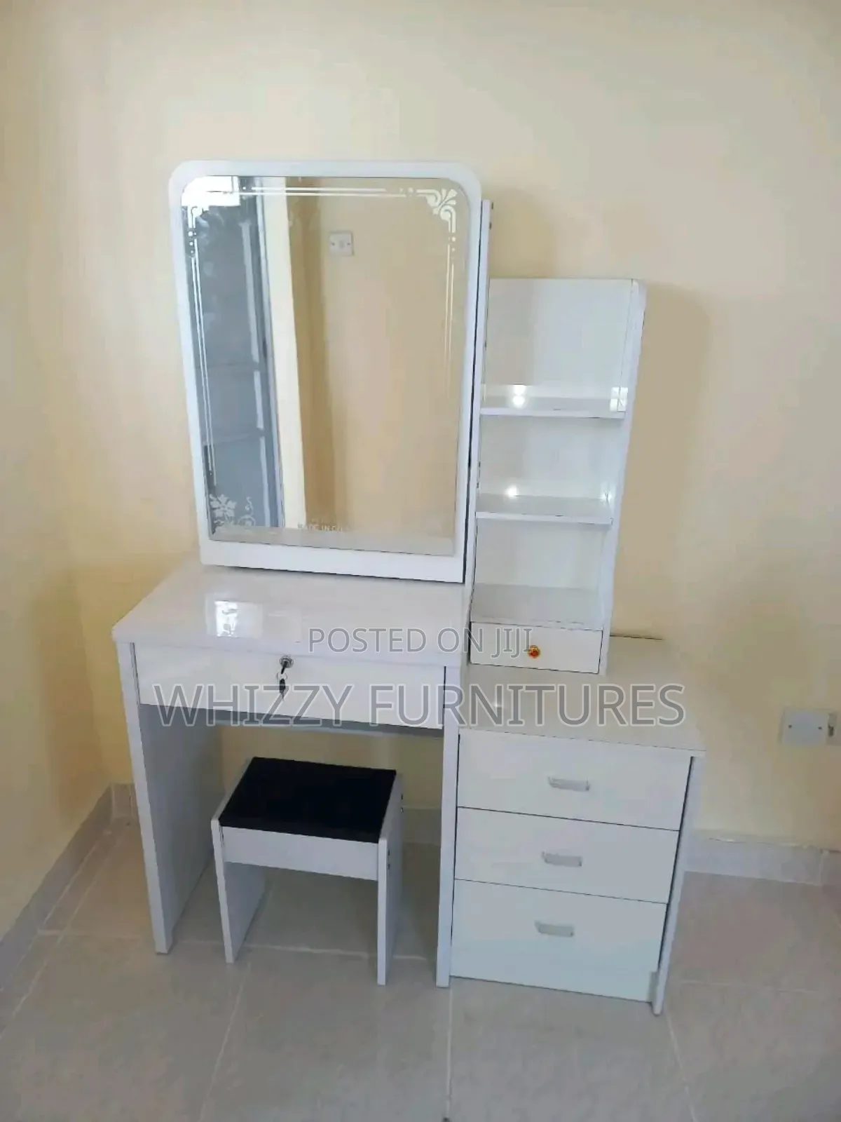 Makeup Table /Make Station