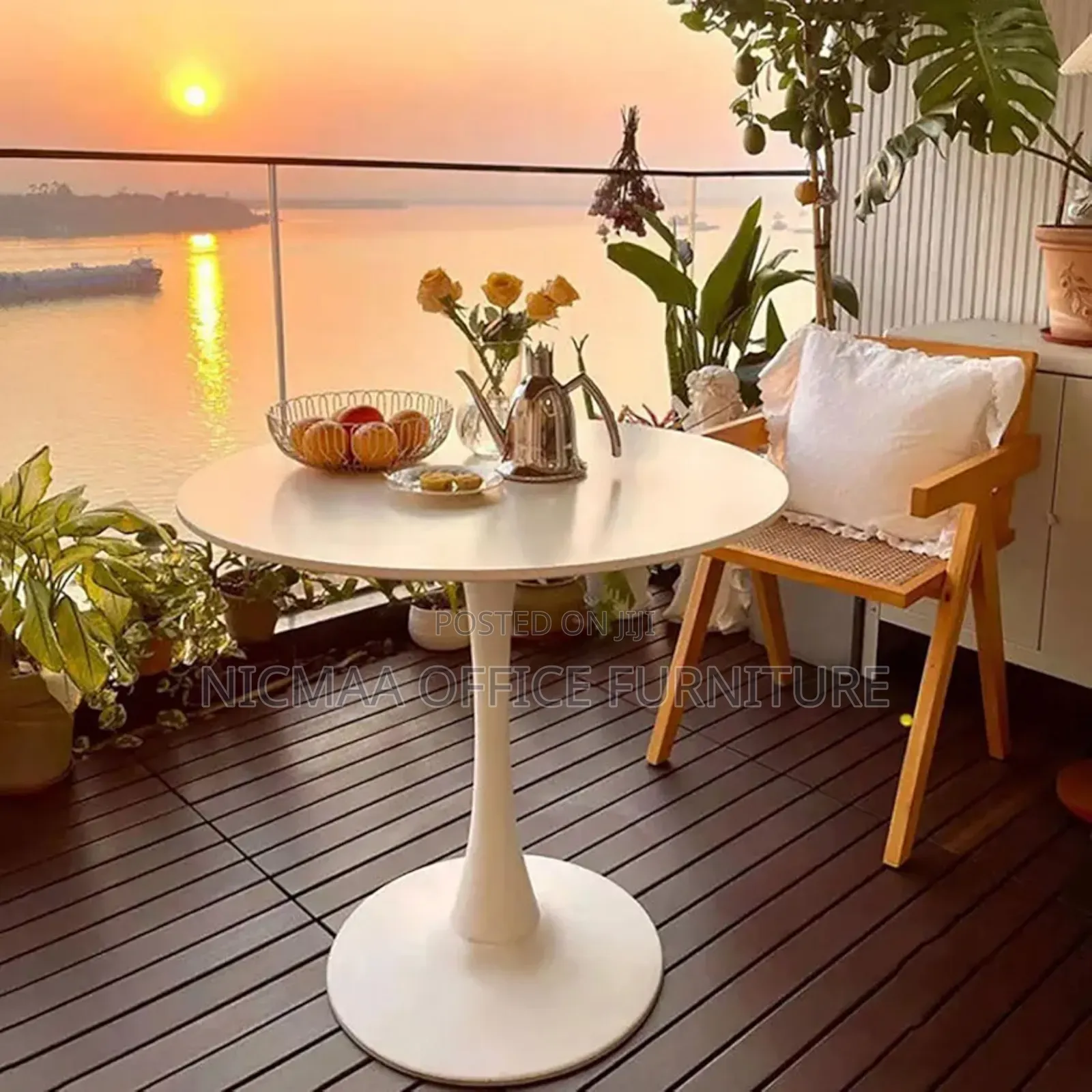 Tulivora Round Eames Dinning Table