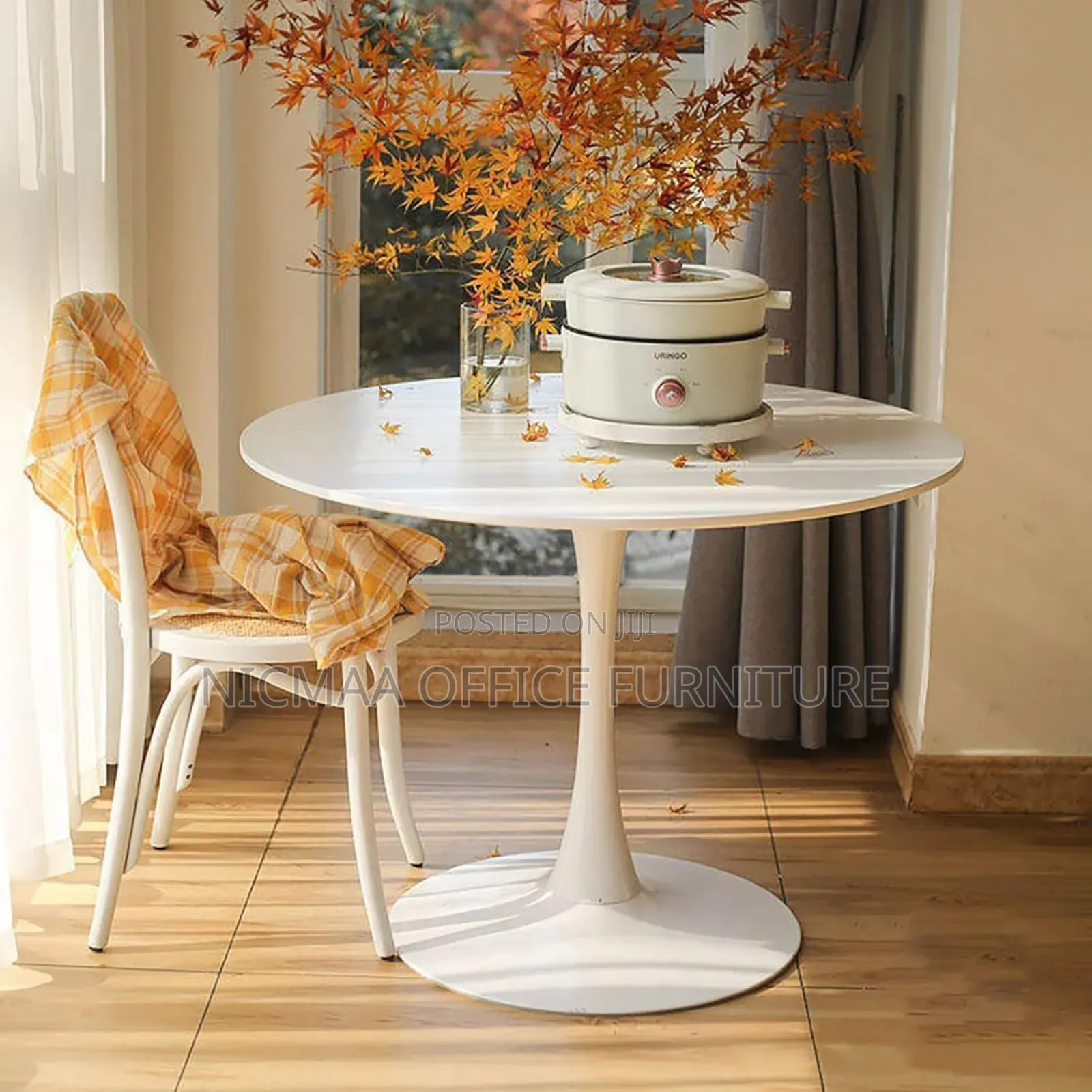 Tulivora Round Eames Dinning Table