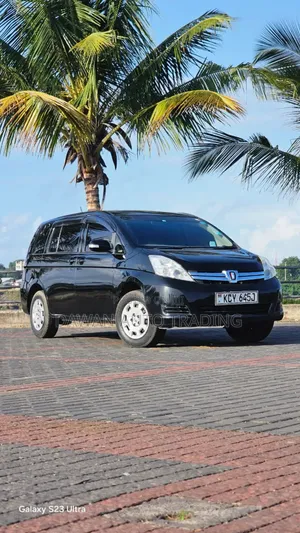 Toyota ISIS 2013 Black