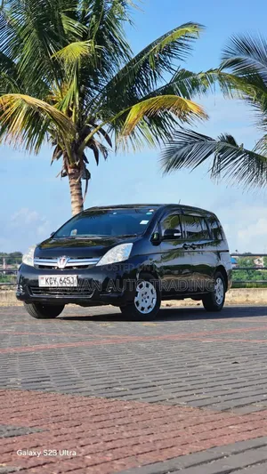 Toyota ISIS 2013 Black