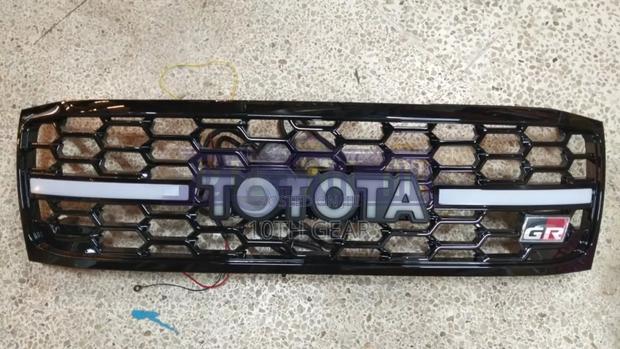 Landcruiser 100 Grille With Led and Gr Logo Fit