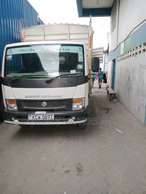 High Roof Canter Accessible for Logistic Jobs