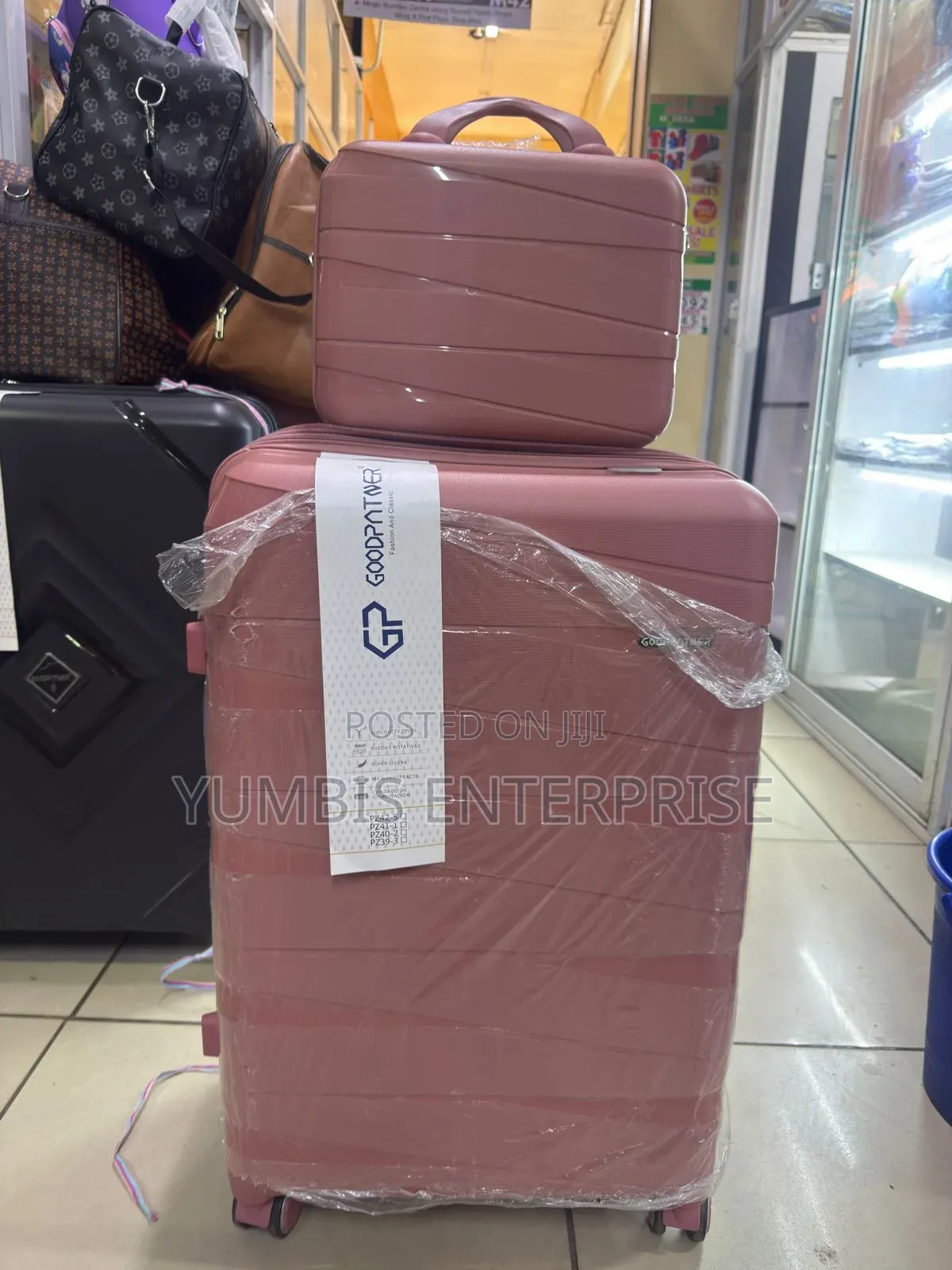 Large Travelling Suitcase With Carry-on Luggage Case at 5000