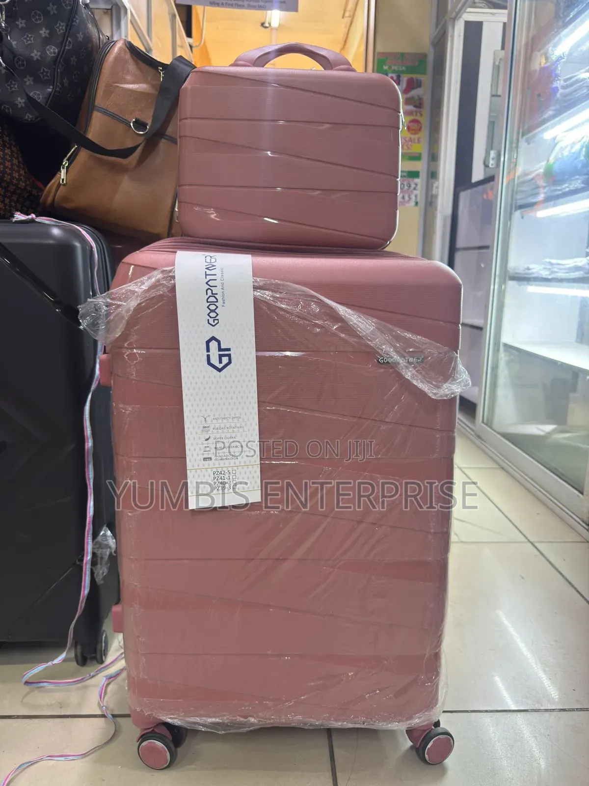 Large Travelling Suitcase With Carry-on Luggage Case at 5000