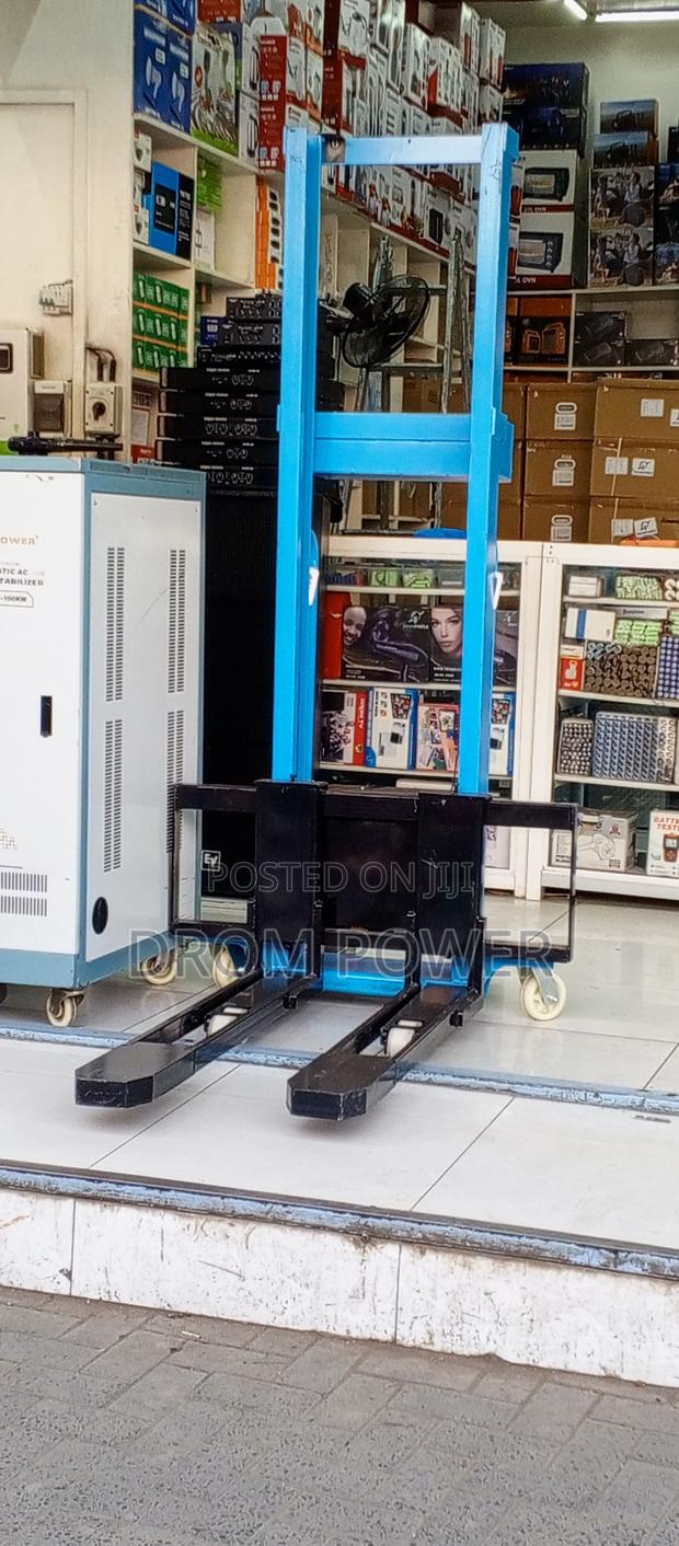 Electric Hydraulic Lift Stacker / Forklift - thumbnail 3