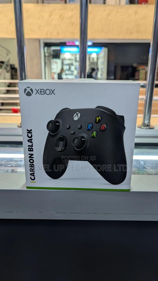 Xbox Series Carbon Black Controller - main view