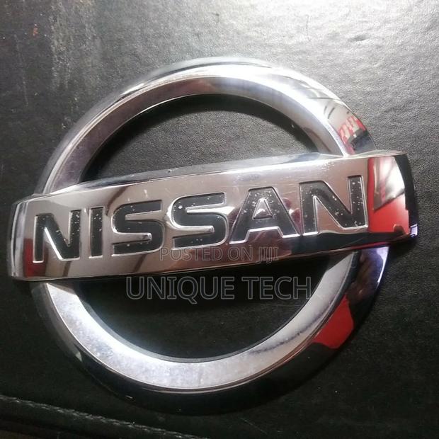 Nissan Note Chrome Emblem – Shiny Logo Replacement
