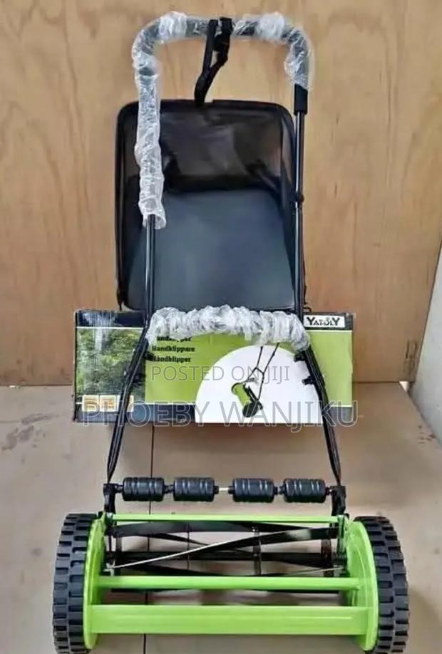 Efficient Manual Lawn Mower With Sharp Rotary Blade - main view