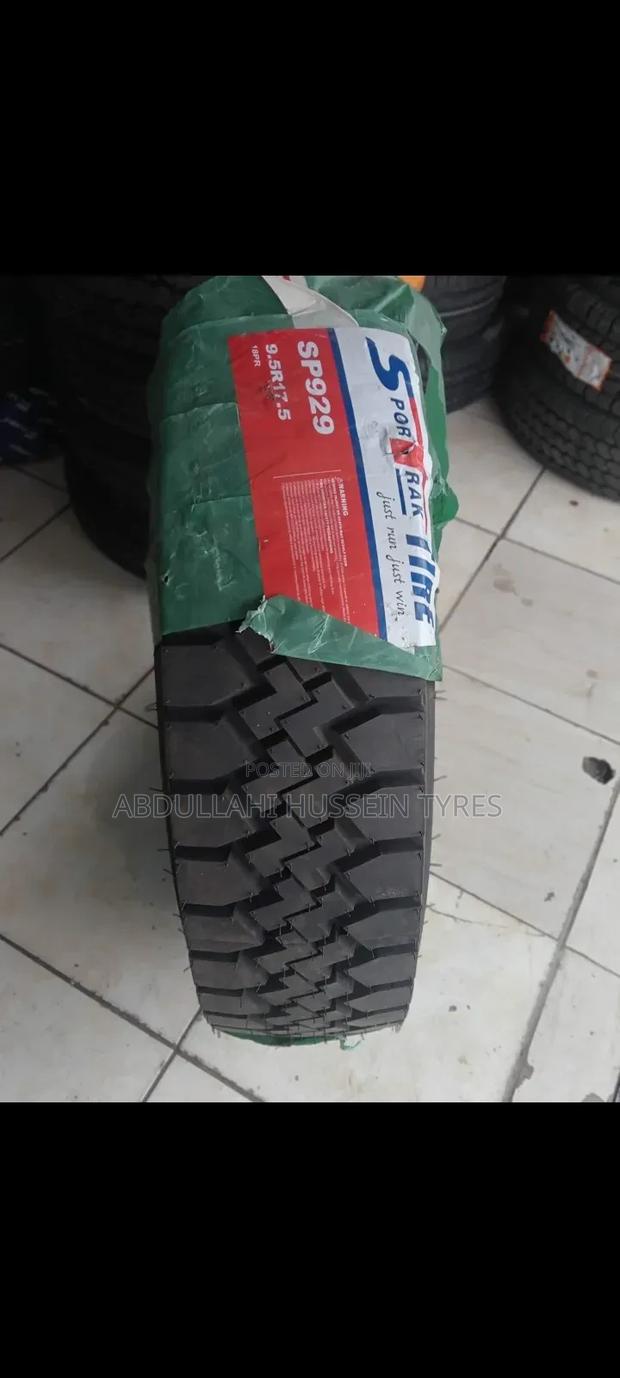 9.5 R17.5 Sportrak Tire