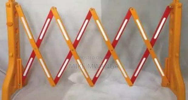 Portable Road Reflector Barrier