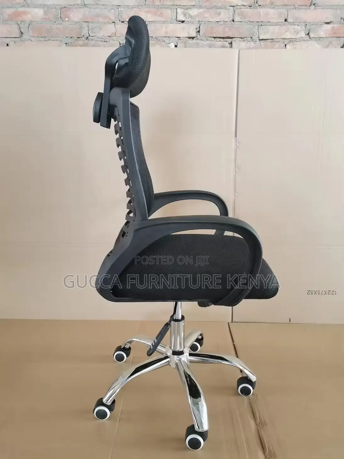 Office Chair: Standard Mesh Office Headrest Chair in Black