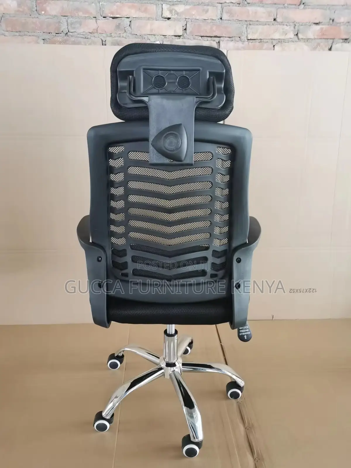 Office Chair: Standard Mesh Office Headrest Chair in Black