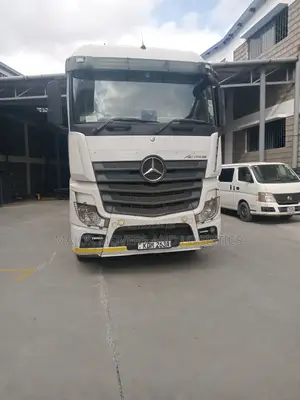 Transit Trailer Accessible for Conveying Goods