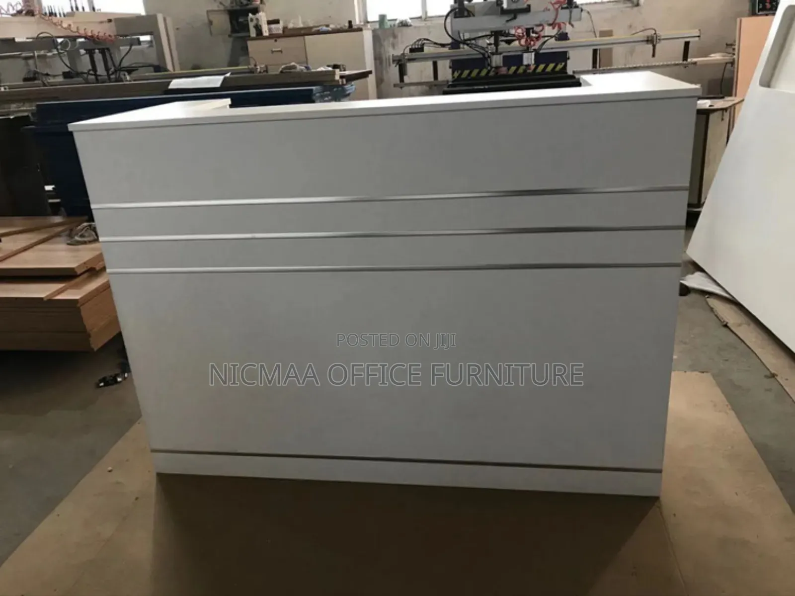 1.4m Modern Reception Desk With Sleek, Customizable Design