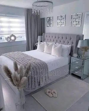 Classy 5 by 6 Ft Modern Chester Bed With Side Drawers