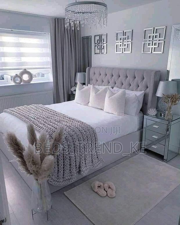 Classy 5 by 6 Ft Modern Chester Bed With Side Drawers