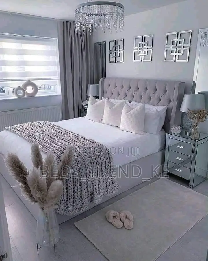 Classy 5 by 6 Ft Modern Chester Bed With Side Drawers