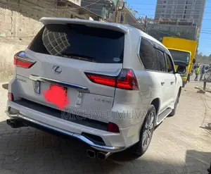 Lexus LX 570 AWD 2016 White