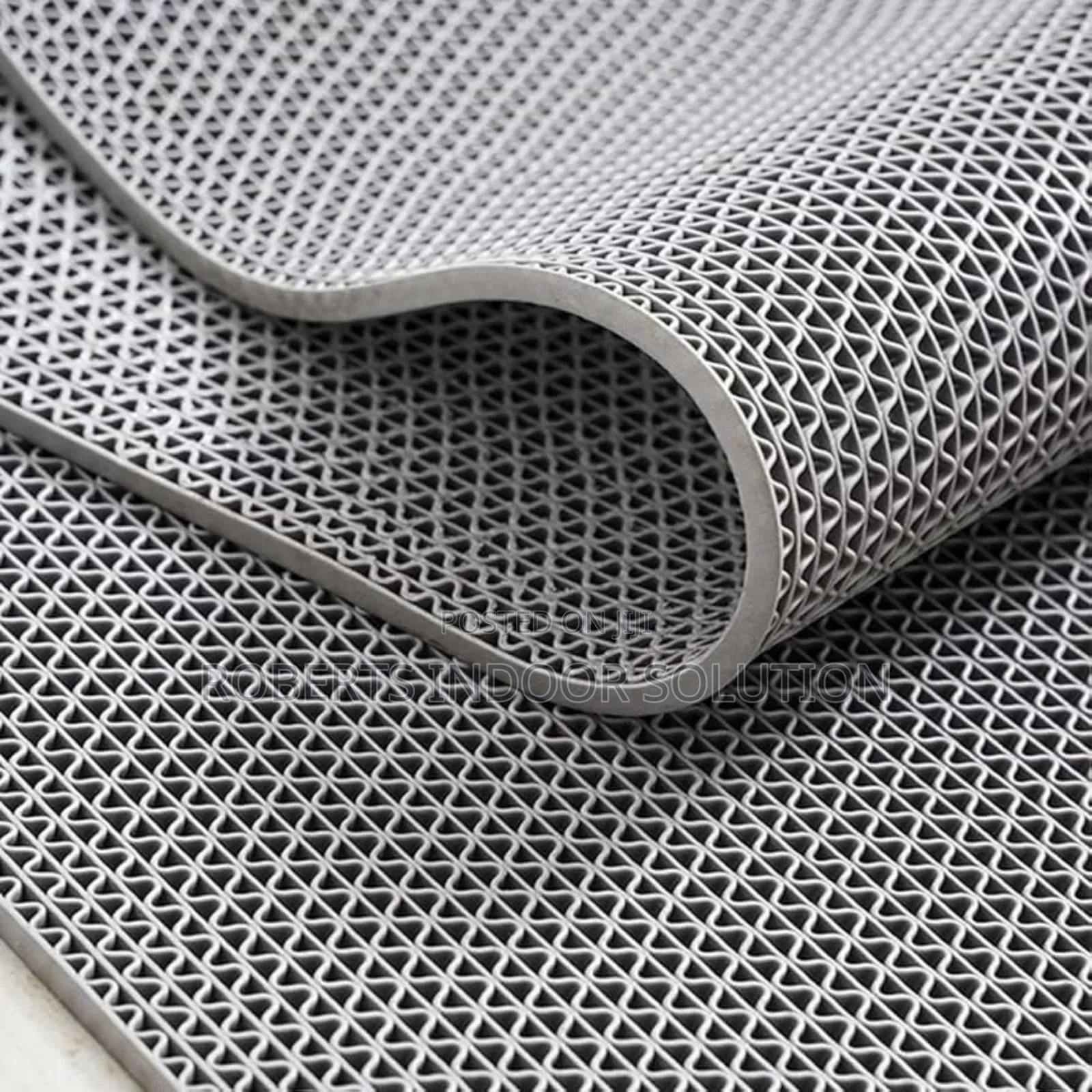 Grey Tough PVC
Perforated Surface
Non-Slip Backing