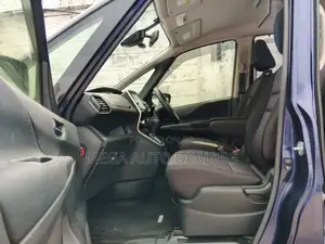 Nissan Serena 2018 Blue