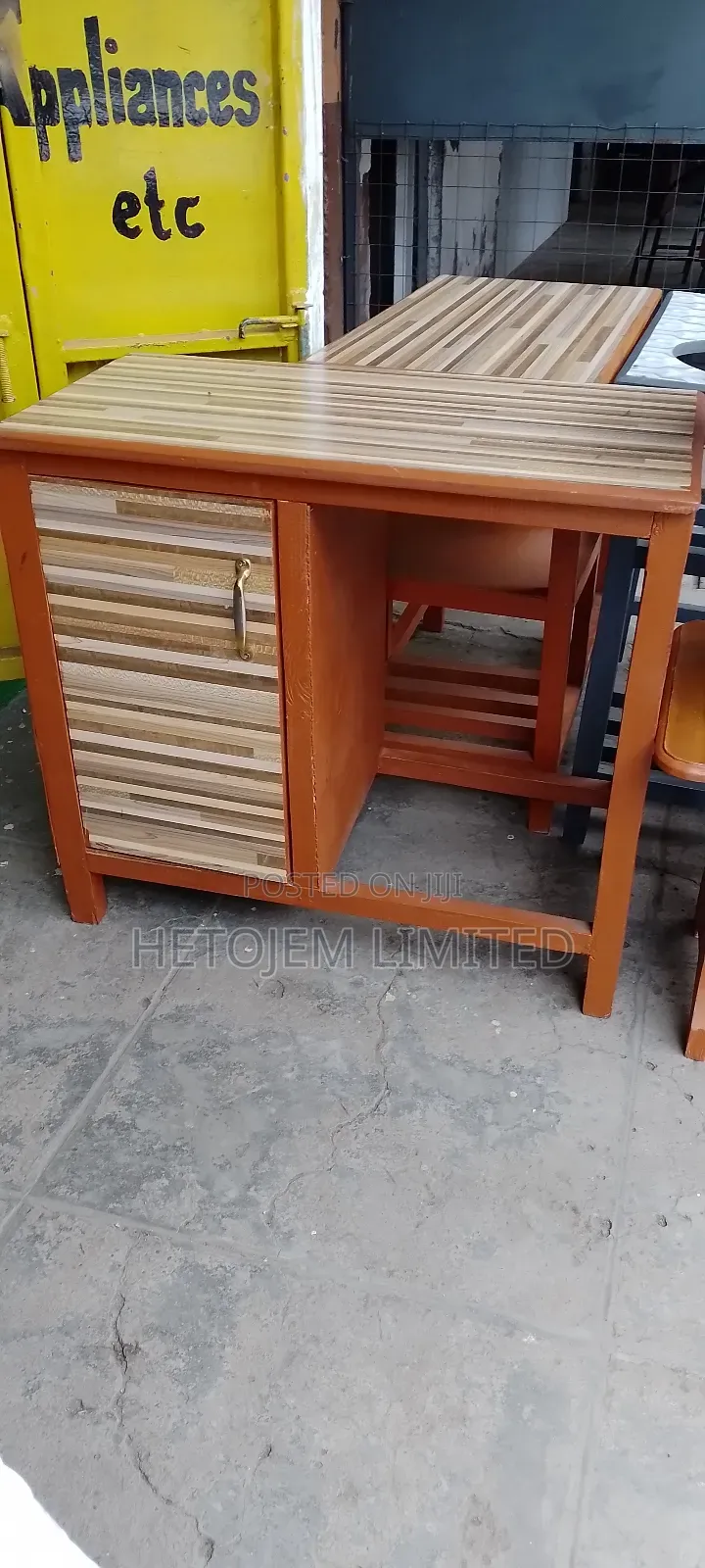 Wooden Classy Table With a Perfect Cabinetr at 2499