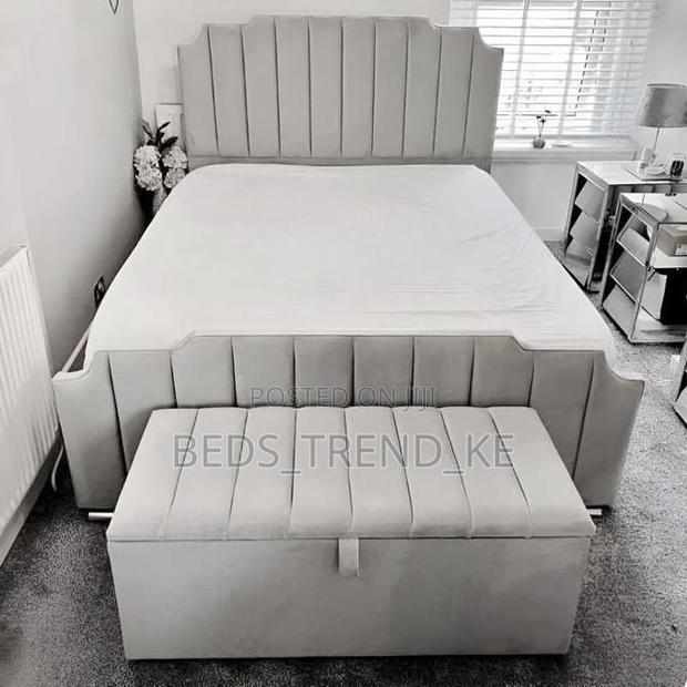 Elegant 5 by 6 Ft Modern Bed With an Ottoman
