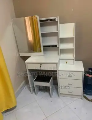 Dressiñg Table With Sliding Mirror