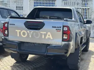 Toyota Hilux 2022 Gray