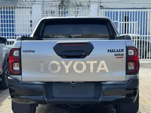 Toyota Hilux 2022 Gray