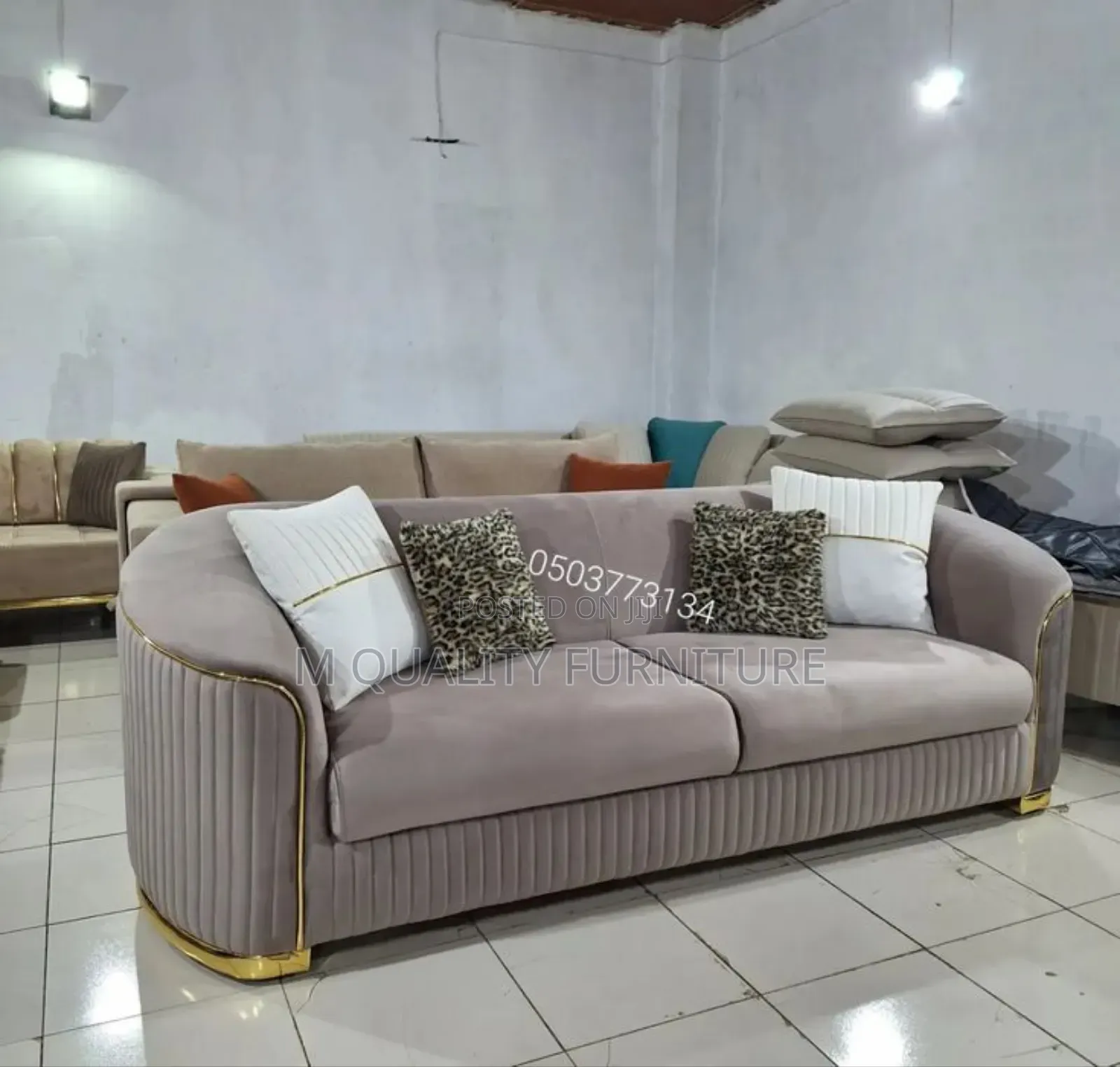 New Classy 3 Seater Indoor Seat With Throw Pillows
