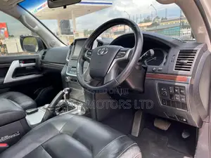 Toyota Land Cruiser 2018 White