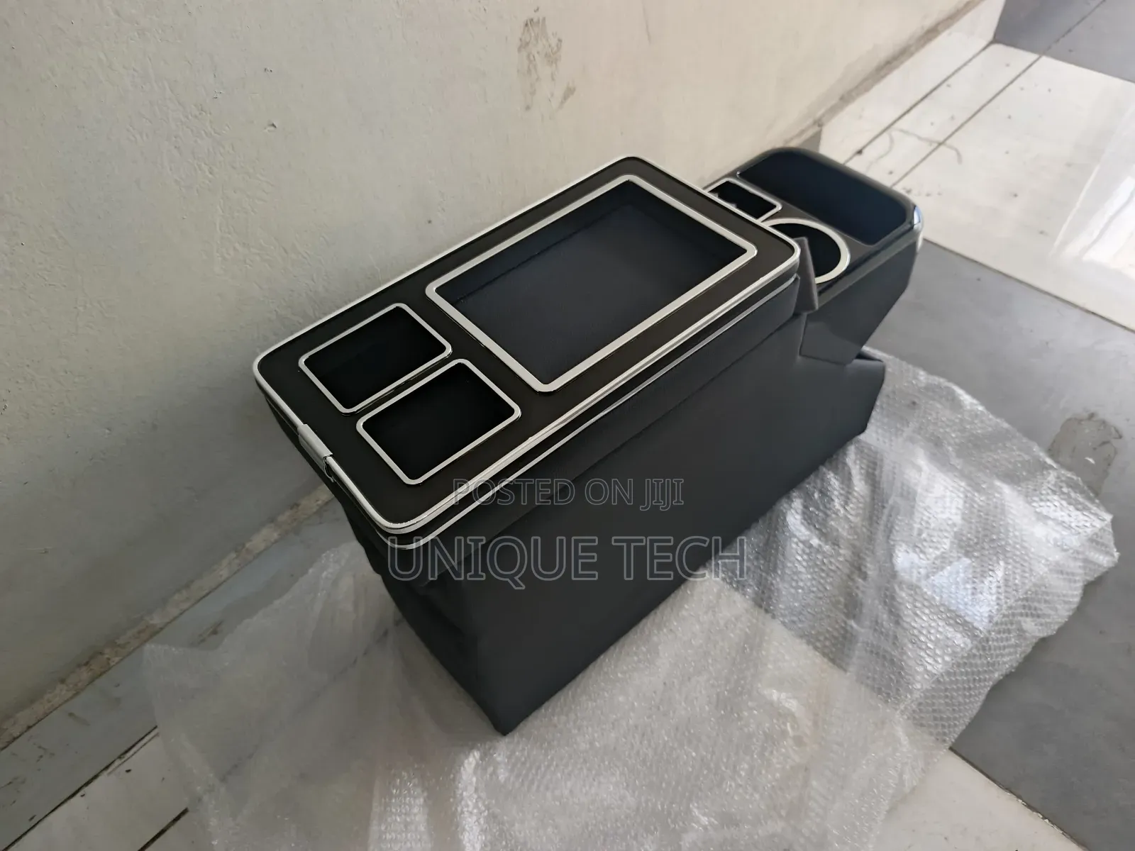 Armrest For Noah/Voxy – With Charger Cigarette Lighter