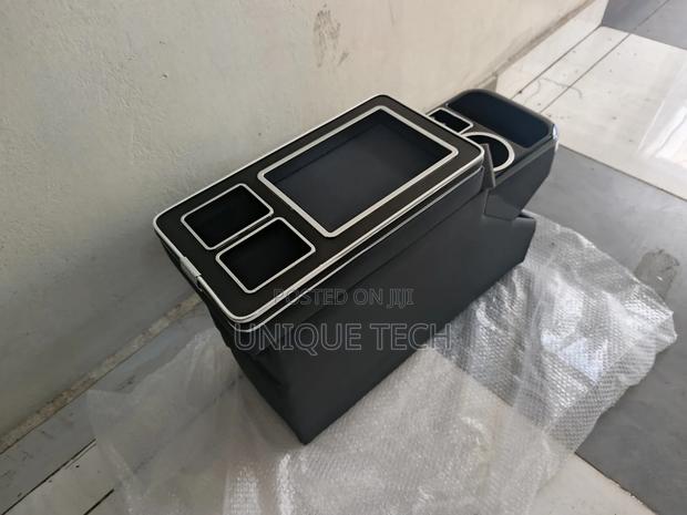 Armrest For Noah/Voxy – With Charger Cigarette Lighter
