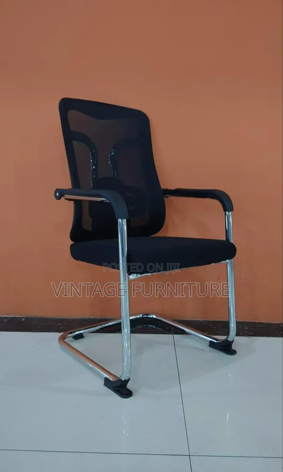 Waiting Chairs C^Qr