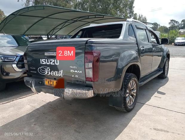 Nissan DoubleCab 2019 Black - thumbnail 2