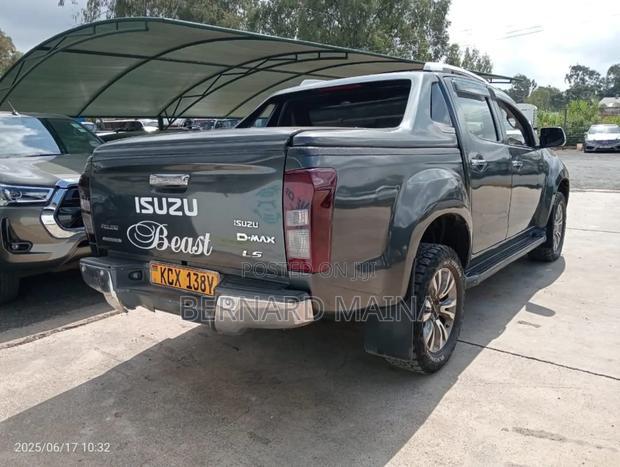 Nissan DoubleCab 2019 Black - thumbnail 3