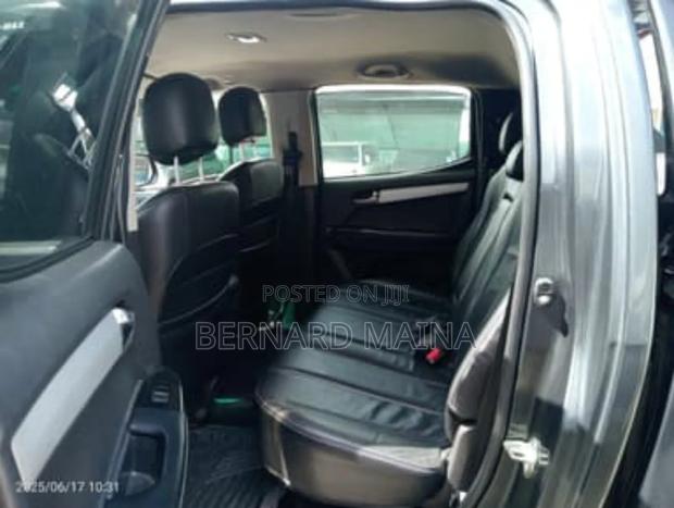 Nissan DoubleCab 2019 Black - thumbnail 4