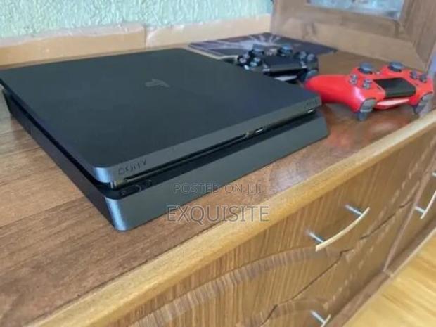Playstation 4 (Slightly Used) - Excellent Condition - main view